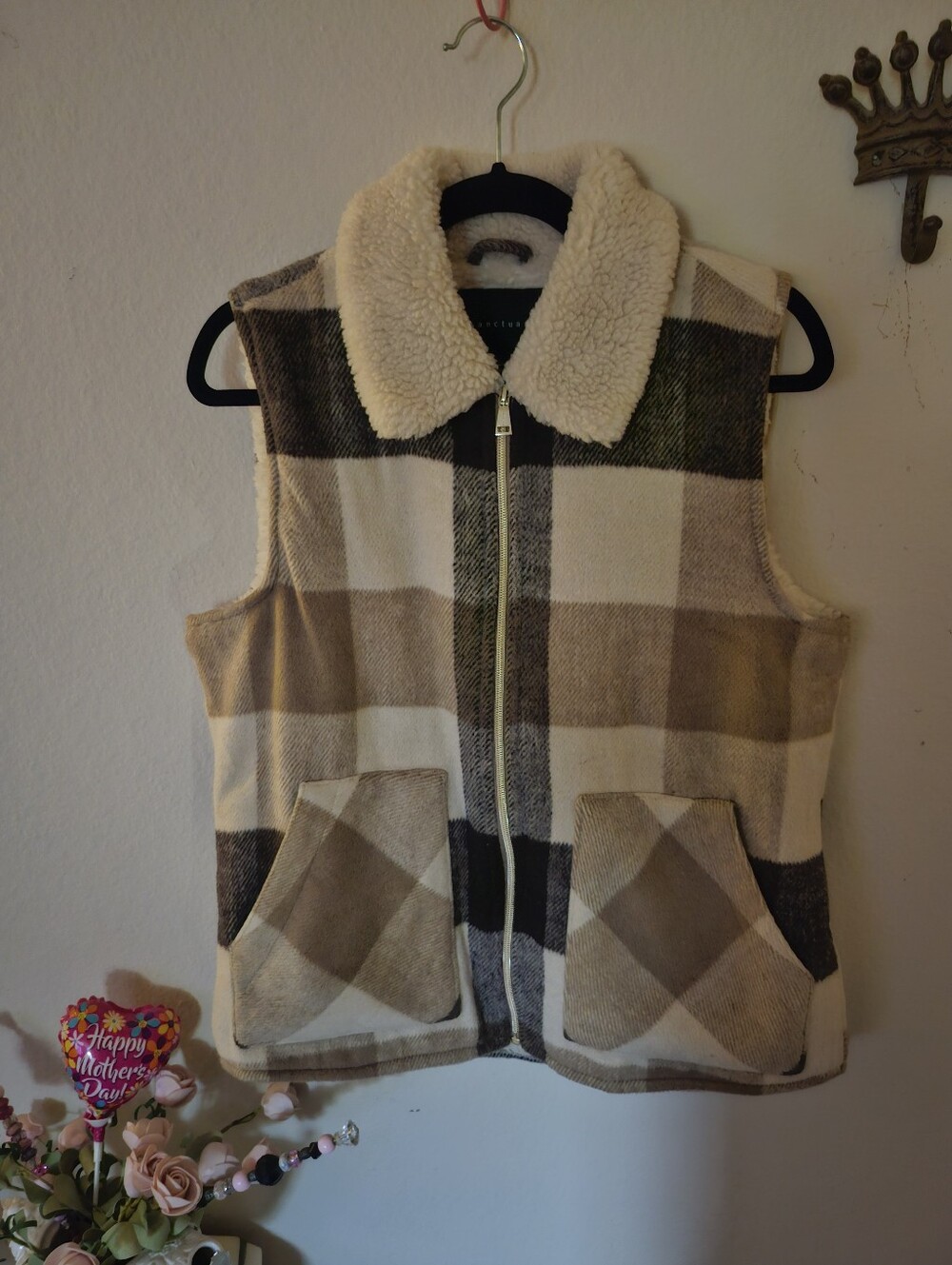 Women's Sherpa-Lined Plaid Vest Jacket - Cream & Brown